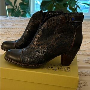 L'ATISTE Blue Patterned Ankle Boots